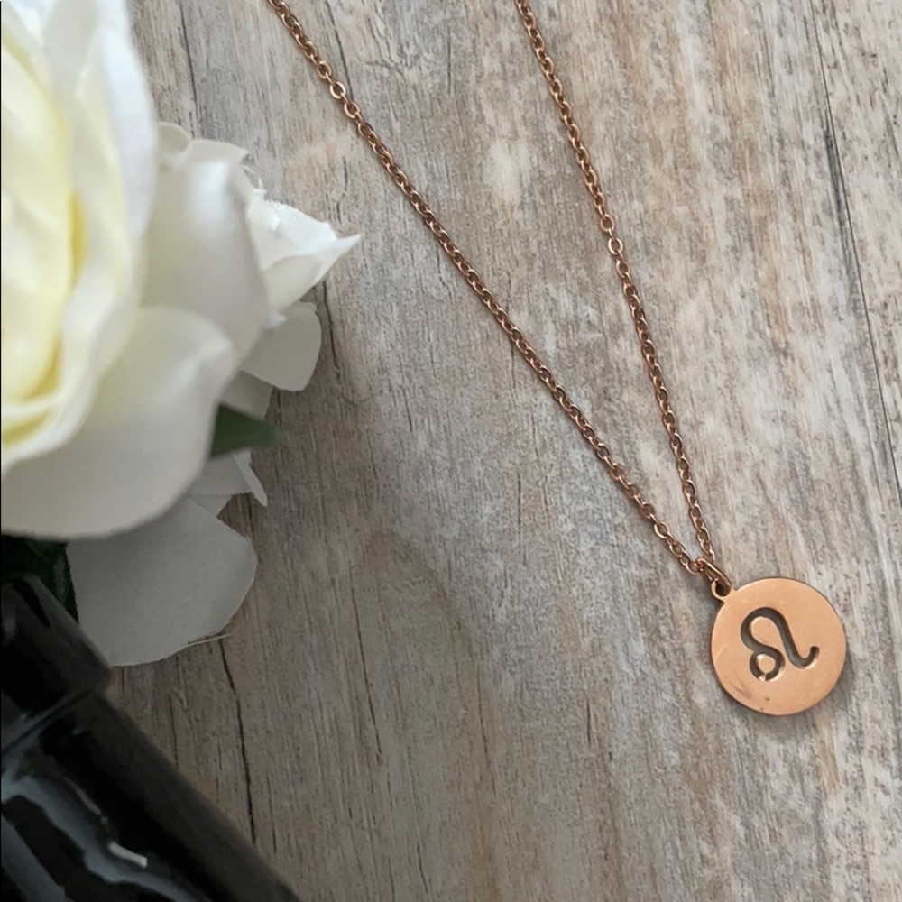 gold leo pendant necklace